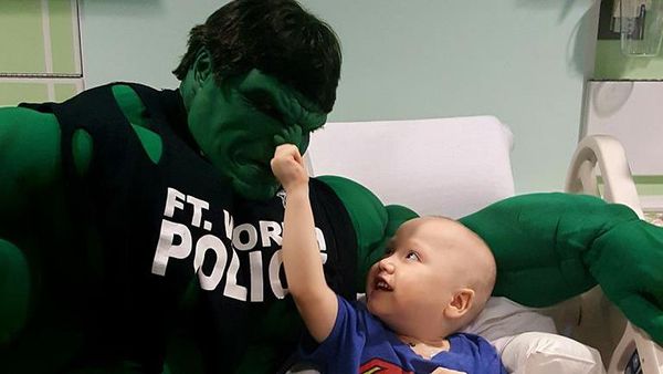 Foto: Saat Pak Polisi Berubah Jadi Superhero bagi Anak-anak