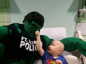Foto: Saat Pak Polisi Berubah Jadi Superhero bagi Anak-anak