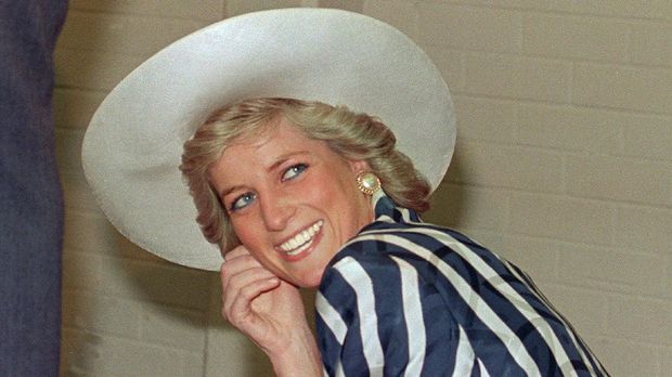 Princess of Wales Diana poses, 27 January 1988, during her visit to the Footscray Park in suburb of Melbourne. / AFP PHOTO / PATRICK RIVIERE