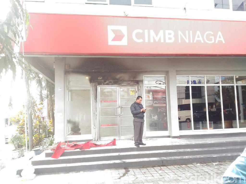 Pintu Masuk Bank CIMB Niaga Galunggung Sempat Terbakar