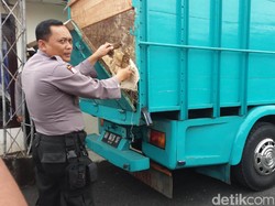 Polisi Amankan Truk yang Dipakai untuk Buang Sampah di Kali Wonosobo