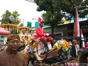 Puncak HUT Trenggalek, Emil dan Arumi Diarak Naik Kereta Kencana