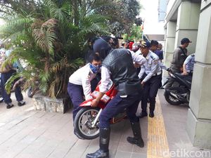 Tertibkan Trotoar di Gajah Mada, 36 Motor Dicabut Pentil Tertibkan Trotoar di Gajah Mada, 36 Motor Dicabut Pentil