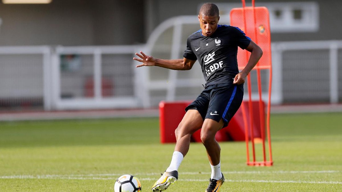 Kylian Mbappe dalam sesi latihan timnas Prancis (Foto: Gonzalo Fuentes/REUTERS)