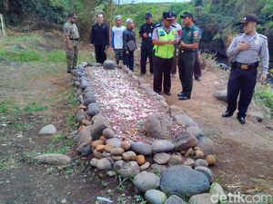 Tumpukan Batu Menyerupai Makam Gegerkan Warga Purwokerto