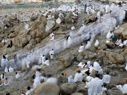 Jutaan Muslim Ibadah Wukuf di Padang Arafah