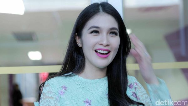 Manisnya Sandra Dewi, Wajah Semringah Inul Diwawancara TIME