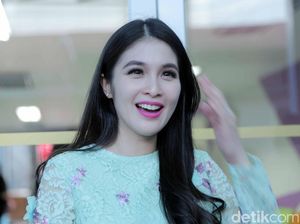 Tips si Cantik Sandra Dewi Cegah Flu Saat Cuaca Tak Menentu