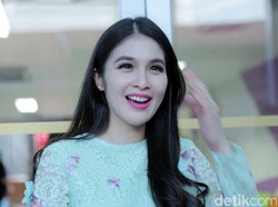 Tips si Cantik Sandra Dewi Cegah Flu Saat Cuaca Tak Menentu