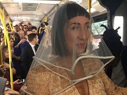 Kisah Unik Pasangan yang Bertemu, Lamaran, dan Menikah di Dalam Bus