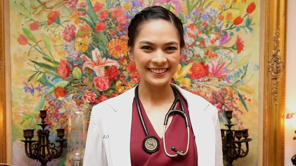 Foto: Kecantikan Mesty Ariotedjo, Si Dokter, Model, dan Pemain Harpa