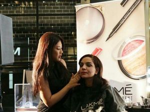 Tips Pakai Foundation untuk Tutupi Jerawat Dari Harumi Sudrajat