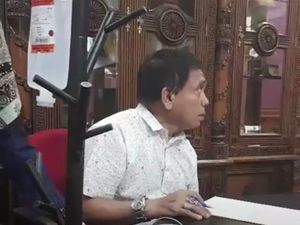 Gubernur Aceh Irwandi Kerja dengan Tangan Terinfus, Lagi Sakit?