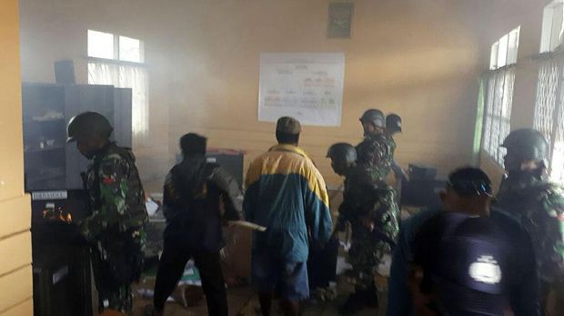 Polisi Kejar Aktor Pembakaran Tiga Gedung di Intan Jaya Papua