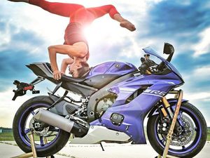 Deretan Cewek Cantik Yoga di Atas Moge