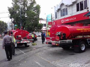 Kebakaran Pintu Masuk CIMB Niaga Diduga Arus Pendek