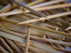 Perajin Subang Sulap Ribuan Tusuk Sate Jadi Celengan Miniatur Rumah