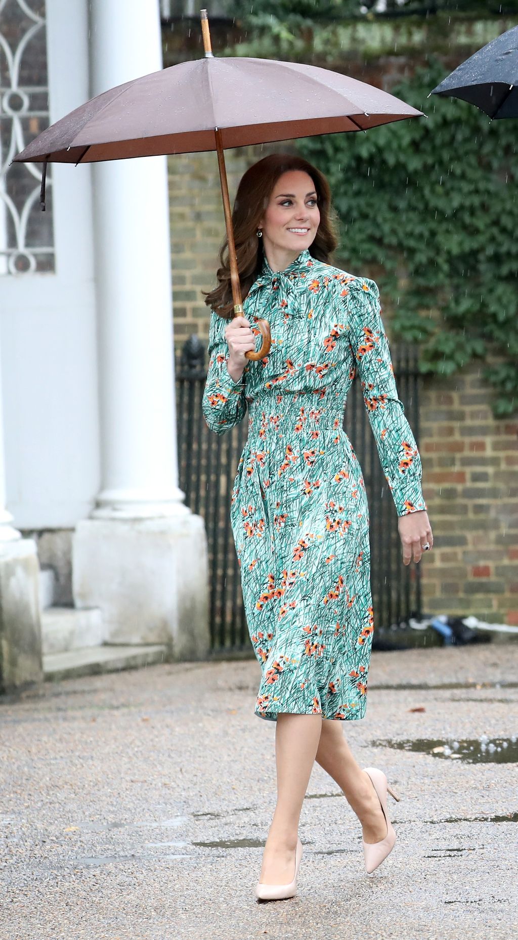 LONDON, ENGLAND - AUGUST 30:  Catherine, Duchess of Cambridge is seen during a visit to The Sunken Garden at Kensington Palace on August 30, 2017 in London, England.  The garden has been transformed into a White Garden dedicated in the memory of Princess Diana, mother of The Duke of Cambridge and Prince Harry.  (Photo by Chris Jackson/Getty Images)