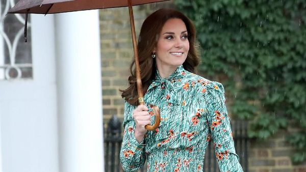 Foto: Cantiknya Kate Middleton Bergaun Prada Saat Kenang Putri Diana