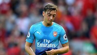 Kontrak Mesut Oezil di Arsenal akan habis akhir musim ini. Kalau ingin si pemain tidak pergi secara gratis, The Gunners harus melepasnya di hari terakhir bursa transfer musim panas 2017. (Foto: Michael Regan/Getty Images)