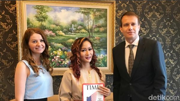 Senyum Semringah Inul saat Diwawancara TIME