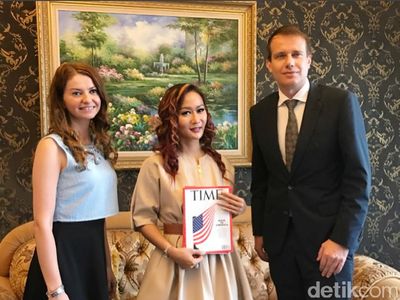 Senyum Semringah Inul saat Diwawancara TIME