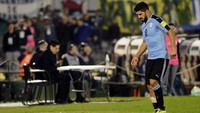 Sementara itu, Suarez tak mampu menuntaskan pertandingan. Dia ditarik keluar di menit ke-83 dan tampak terpincang-pincang saat meninggalkan lapangan. Foto: Carlos Pazos/Reuters