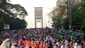 Saat Jemaah Salat Idul Adha Menyemut di Jembatan Ampera