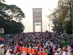 Saat Jemaah Salat Idul Adha Menyemut di Jembatan Ampera