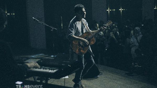 Aksi Panggung Rendy Pandugo di Showcase Album Debutnya