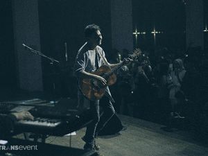 Aksi Panggung Rendy Pandugo di Showcase Album Debutnya