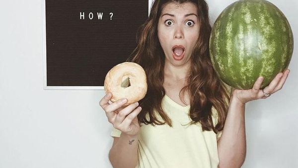 Lucu! Wanita Ini Bikin Foto Konyol Kehamilannya dan Makanan