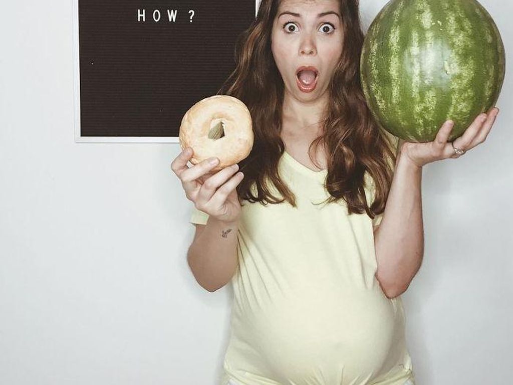Lucu! Wanita Ini Bikin Foto Konyol Kehamilannya dan Makanan