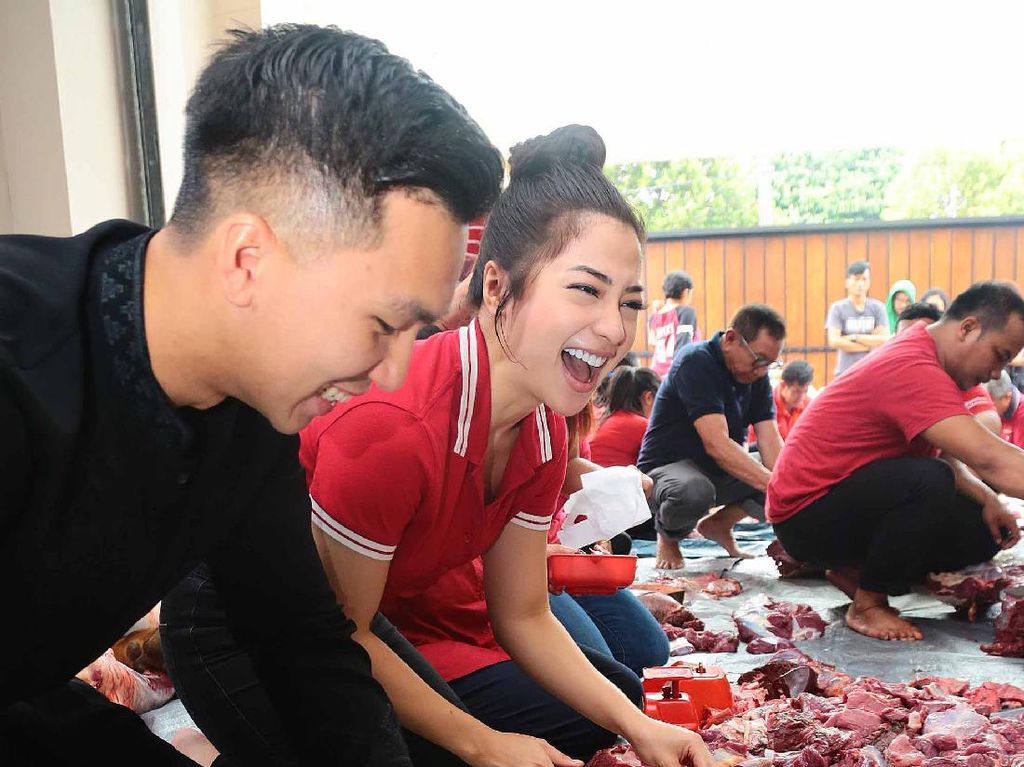 Cie.. Nikita Willy Ditemani Pacar Saat Potong Daging Kurban Cie.. Nikita Willy Ditemani Pacar Saat Potong Daging Kurban
