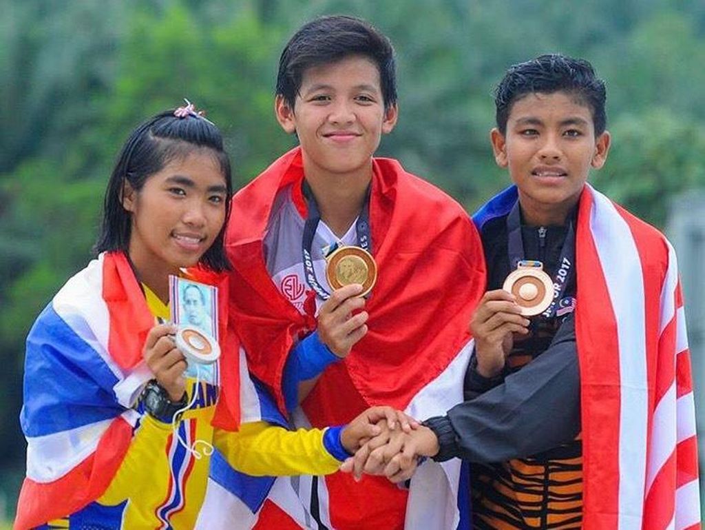 Pebalap Elga Salurkan Hobi Fotografi di Akuatik Indonesia Open Pebalap Elga Salurkan Hobi Fotografi di Akuatik Indonesia Open