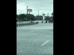 Mengharukan, Rantai Manusia di Texas Selamatkan Kakek dari Banjir