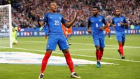 Di masa injury time, Kylian Mbappe menggenapkan kemenangan Prancis menjadi 4-0. Foto: Gonzalo Fuentes/REUTERS