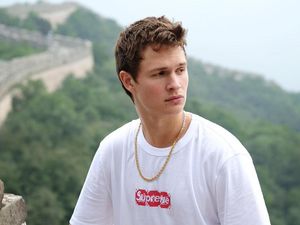 Foto: 15 Gaya Ansel Elgort, Bintang Baby Driver yang Buat Wanita Terpana