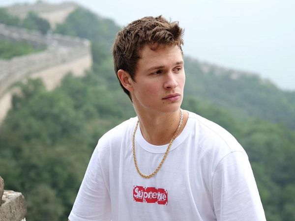 Foto: 15 Gaya Ansel Elgort, Bintang Baby Driver yang Buat Wanita Terpana