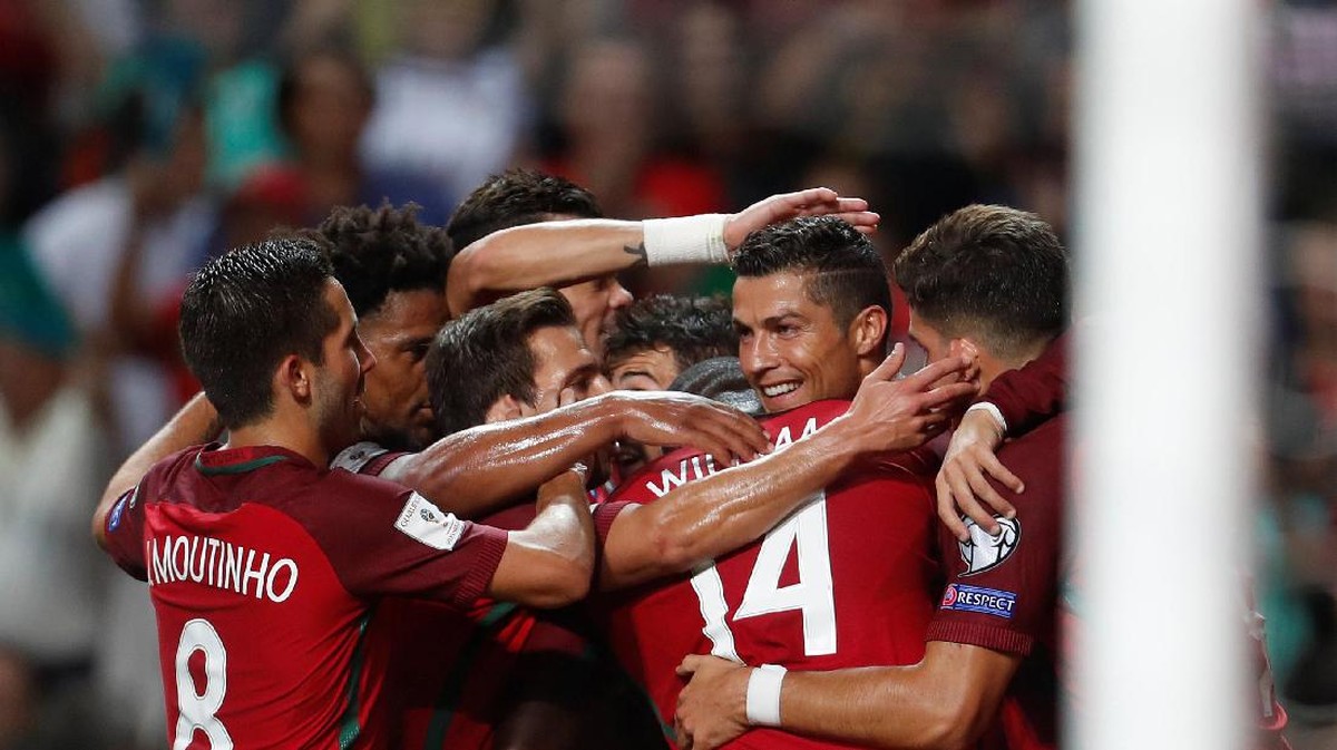 Timnas Portugal merayakan gol Cristiano Ronaldo (Foto: Rafael Marchante/Reuters)