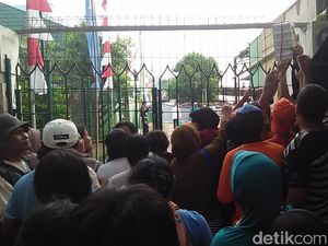 2.000 Kantong Daging Kurban Dibagikan di Al Azhar, Warga Mengantre