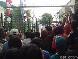 2.000 Kantong Daging Kurban Dibagikan di Al Azhar, Warga Mengantre