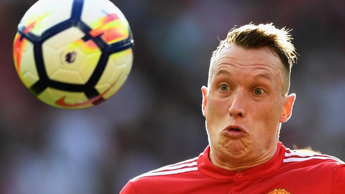 MANCHESTER, ENGLAND - AUGUST 26: Phil Jones of Manchester United in action during the Premier League match between Manchester United and Leicester City at Old Trafford on August 26, 2017 in Manchester, England.  (Photo by Michael Regan/Getty Images)