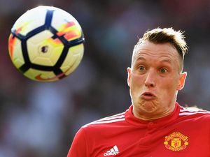 Rio Ferdinand Heran Phil Jones Masih di Man United Rio Ferdinand Heran Phil Jones Masih di Man United