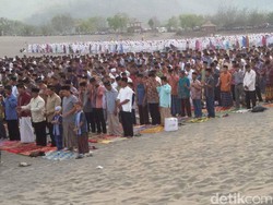 Ribuan Umat Islam Salat Idul Adha di Padang Pasir Bantul
