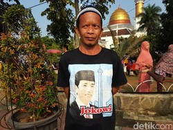 Senangnya Hendi Diberi Kaus Bergambar Jokowi oleh Paspampres