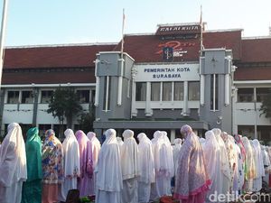 Momen Risma Salat Id Bersama Warga Surabaya