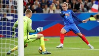 Belanda sudah kebobolan di menit ke-14. Tuan rumah Prancis membuka keunggulan lewat sepakan Antoine Griezmann. Foto: Christian Hartmann/REUTERS