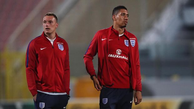 Phil Jones dan Chris Smalling di Timnas Inggris menjelang lawan Malta pada Kualifikasi Grup F Piala Dunia. 