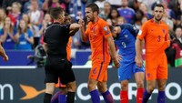 Dalam posisi mengejar, Belanda justru harus kehilangan Kevin Strootman yang dikartu merah. Foto: Christian Hartmann/REUTERS